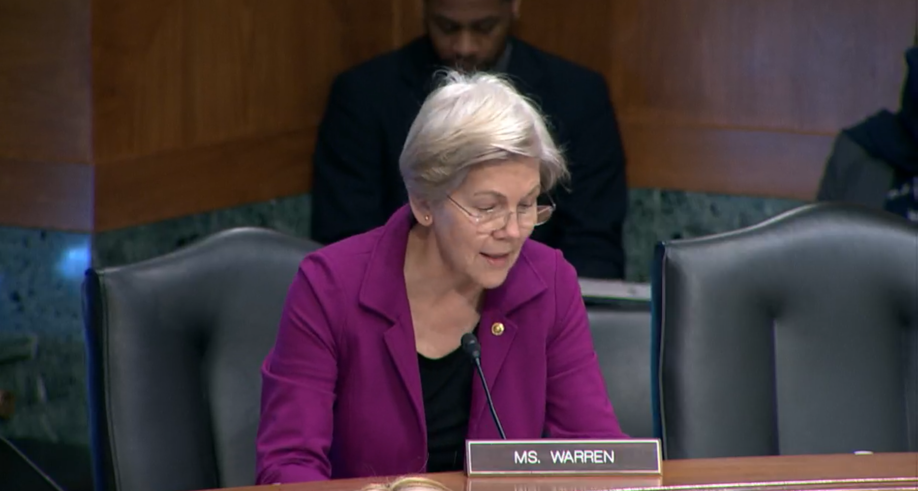 <i>Elizabeth Warren ขณะแถลงการณ์<br>&nbsp;รูปภาพ:&nbsp;U.S. Senate Banking Committee</i>