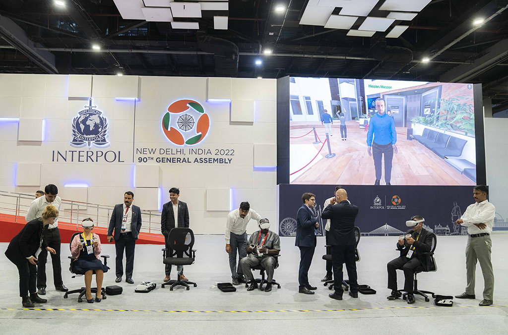<i>Interpol สาธิตวิธีการใช้งาน VR ให้กับผู้เข้าร่วมทดสอบ<br>รูปภาพ: Interpol</i>