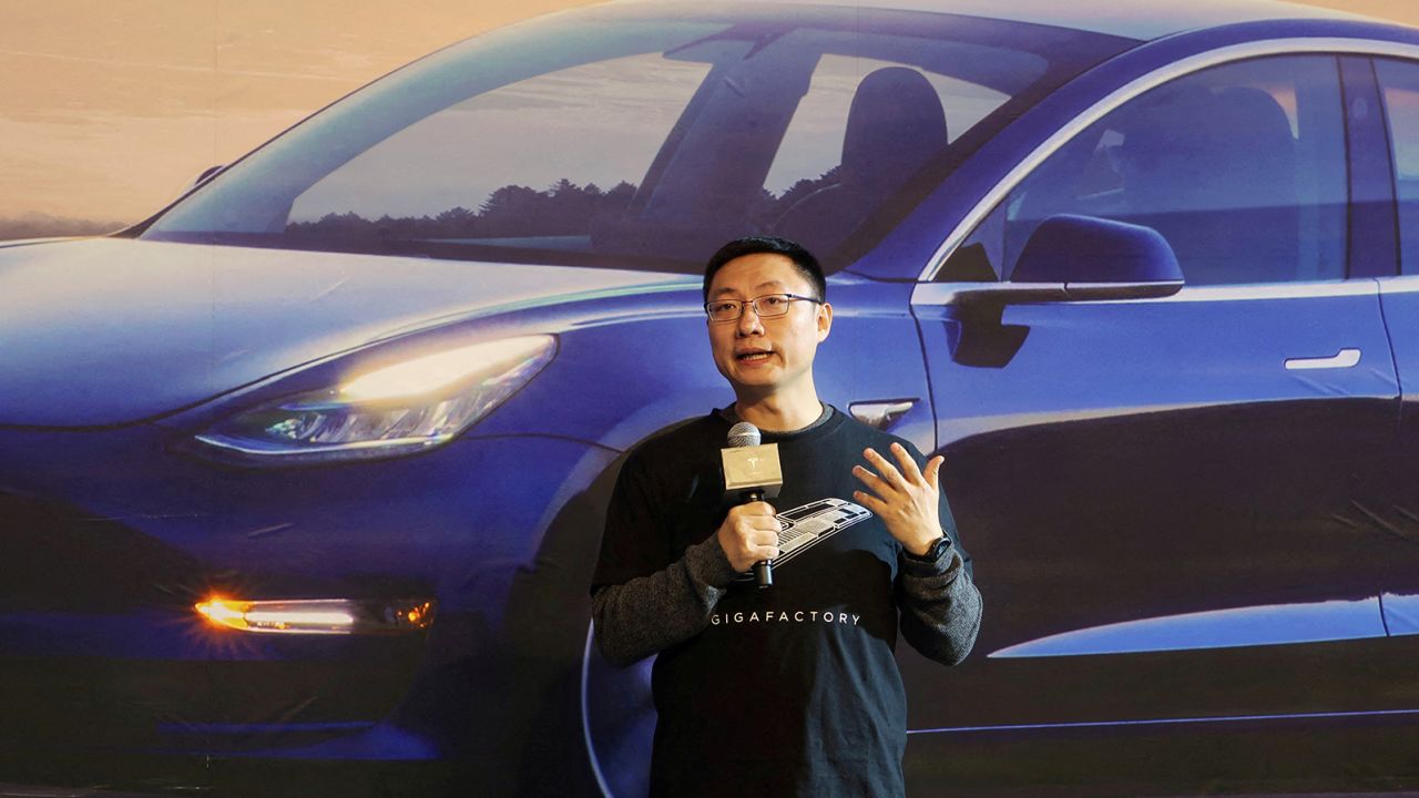 <i>Tom Zhu กล่าวในงานส่งมอบรถ Tesla Model 3 ในเซี่ยงไฮ้<br>รูปภาพ:&nbsp;Yilei Sun/Reuters</i>