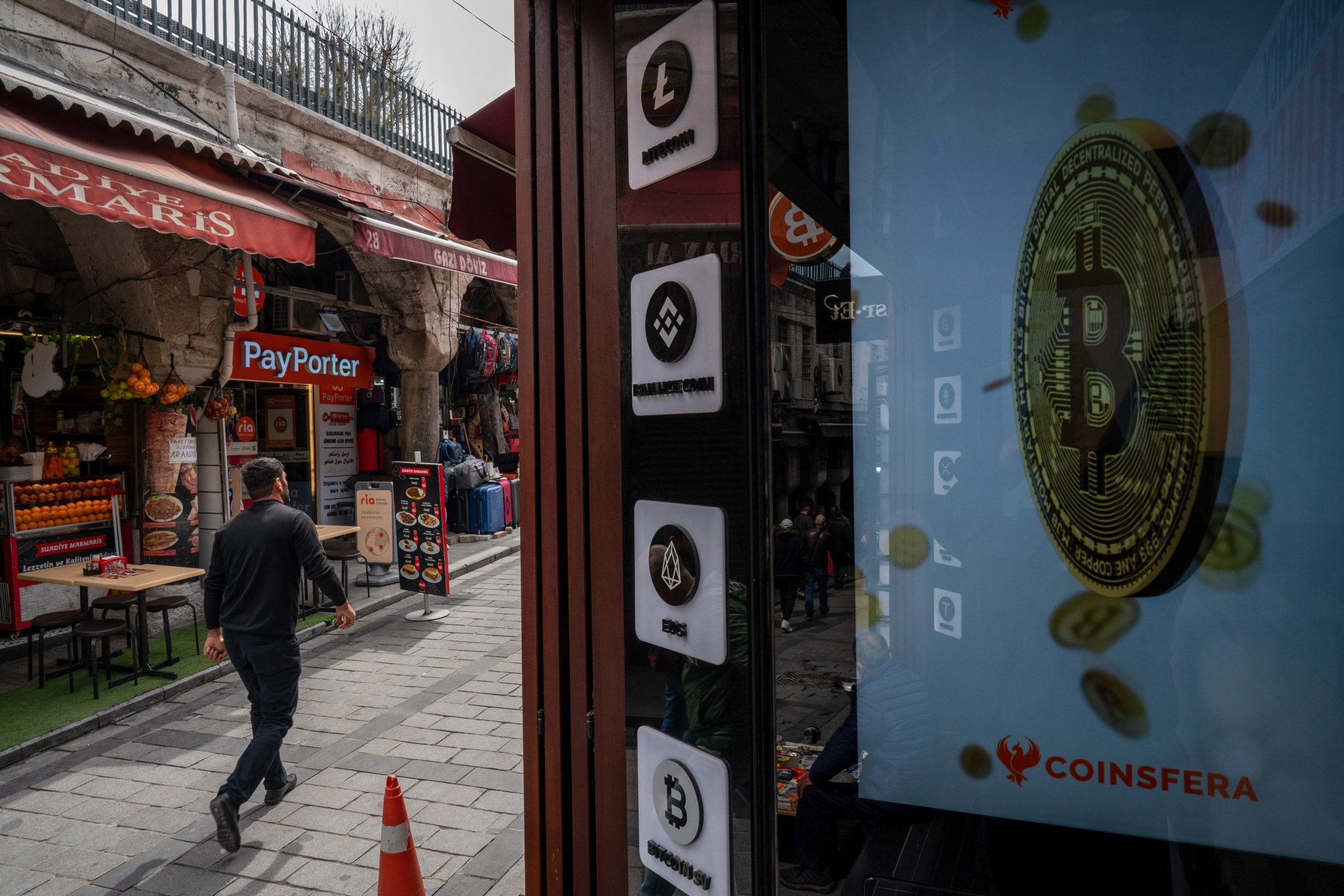 <i>สกุลเงินดิจิทัลถูกติดใว้หน้าร้านในยุโรป<br>รูปภาพ:&nbsp;Erhan Demirtas/Bloomberg</i>