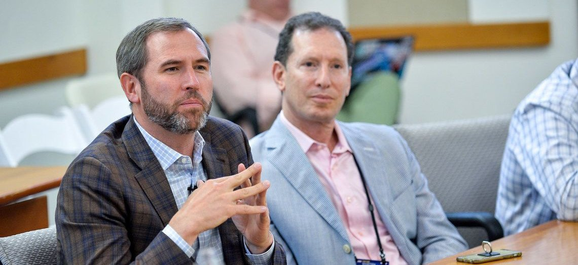 <i>Brad Garlinghouse (ซ้าย) และ Chris Larsen (ขวา)&nbsp;ซีอีโอและผู้ก่อตั้ง Ripple ผู้ตกเป็นผู้ต้องหาในคดีความของ XRP</i>
