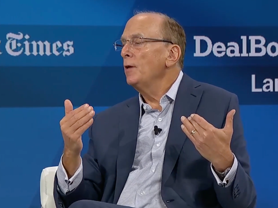 CEO ของ BlackRock Larry Fink กล่าวในงาน DealBook Summit เมื่อวันพุธ ( ที่มา : The New York Times )
