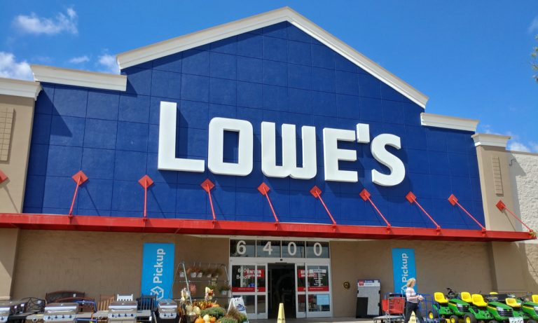 <i>ห้างสรรพสินค้า Lowe's</i>