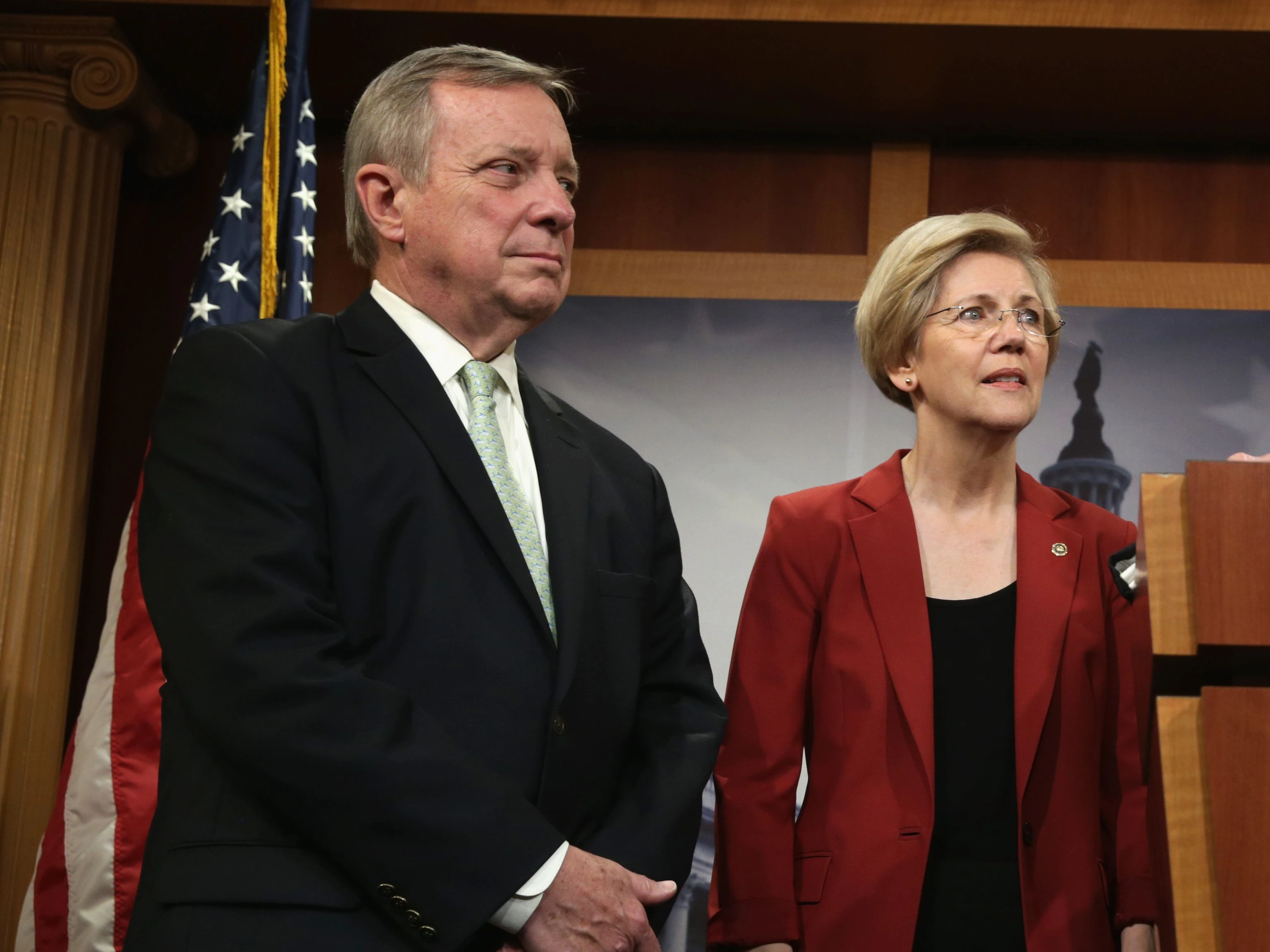 Elizabeth Warren (ขวา) และ Richard Durbin (ซ้าย)<br>วุฒิสมาชิกสังกัตพรรคเดโมแครต