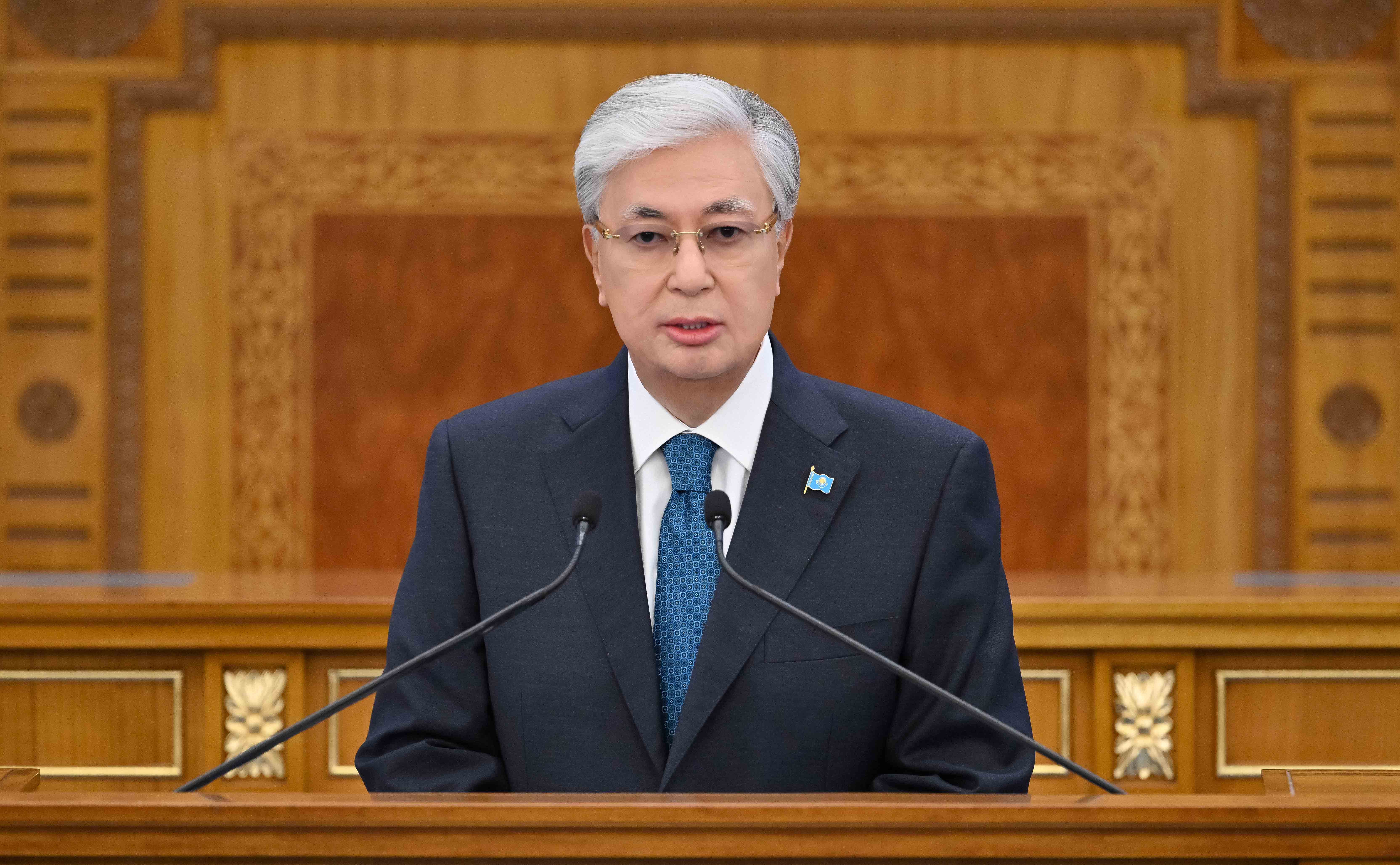 ประธานาธิบดี Kassym-Jomart Tokayev กล่าวปราศรัยเมื่อวันจันทร์ ( : อาคอร์ดา