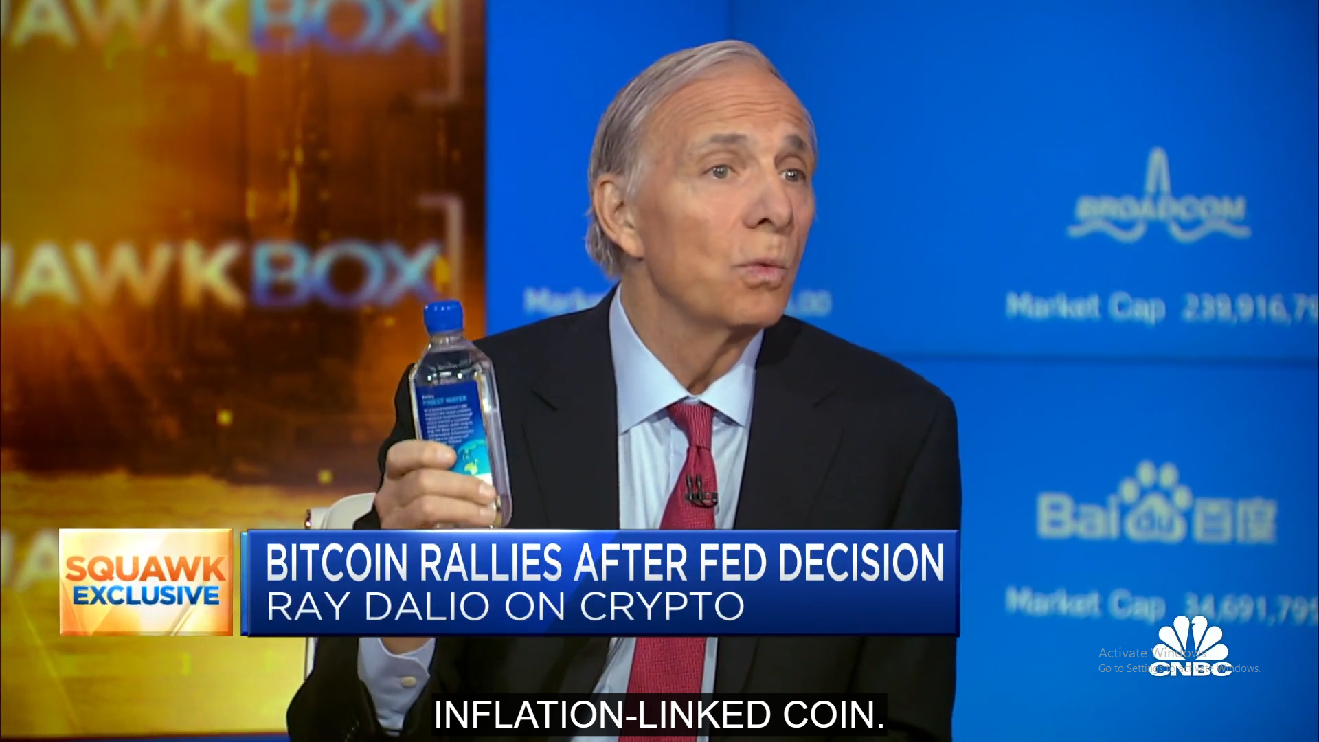 <i>Ray Dalio หยิบขวดน้ำมาช่วยอธิบายการทำงานของ Inflation-linked coin<br>รูปภาพ:&nbsp;Squawk Box/CNBC</i>