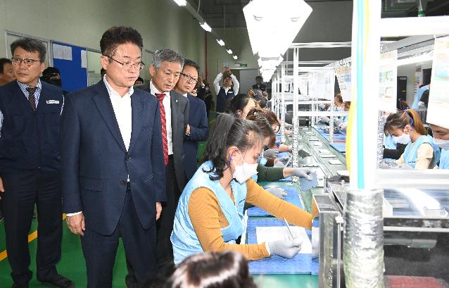 <i>Lee Cheol-woo ผู้ว่าราชการจังหวัด Gyeongbuk ขณะเยี่ยมชมโรงงานในเวียดนาม<br>รูปภาพ:&nbsp;Gyeongsangbuk-do Government</i>