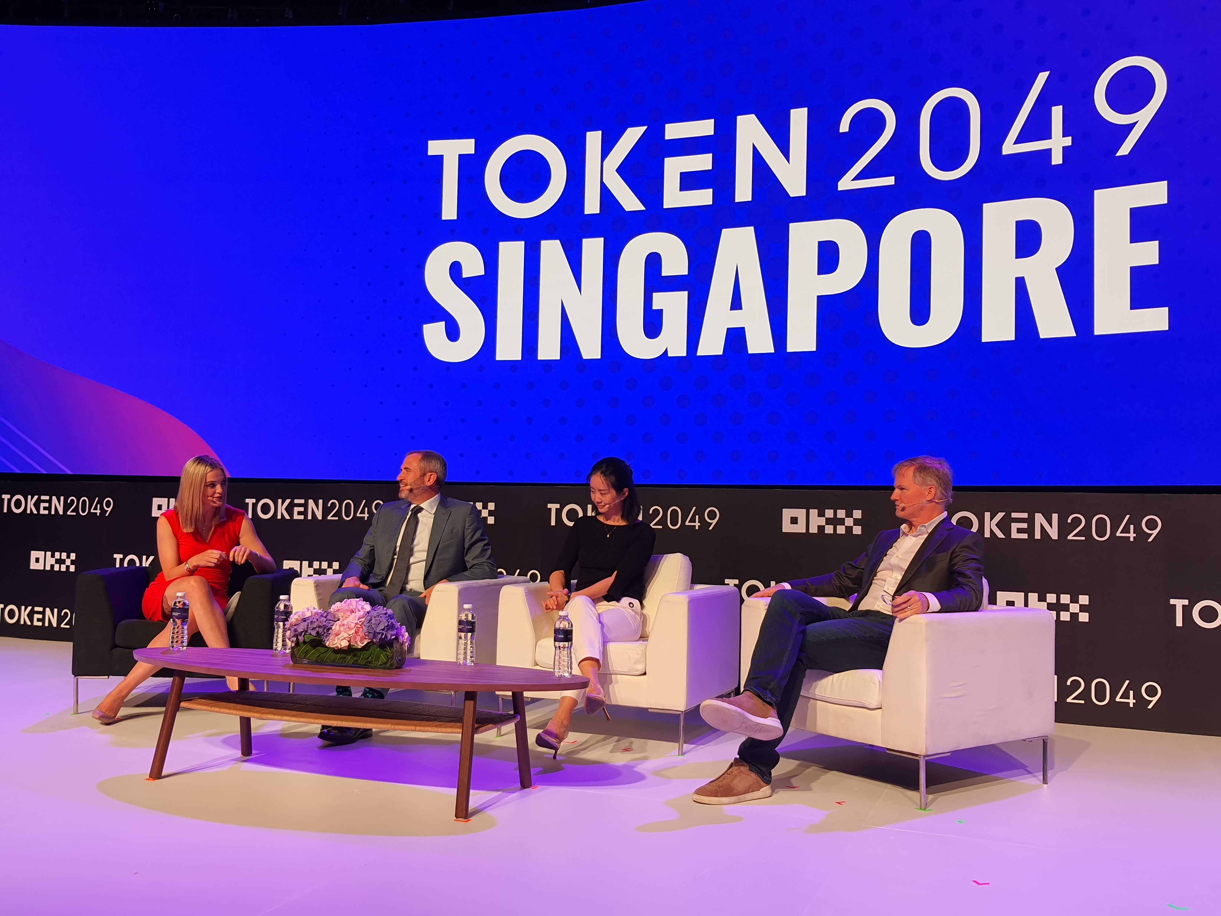 <i>Brad Garlinghouse (คนที่ 2 จากซ้าย) ในงาน TOKEN2049<br>รูปภาพ: Cointelegraph</i>