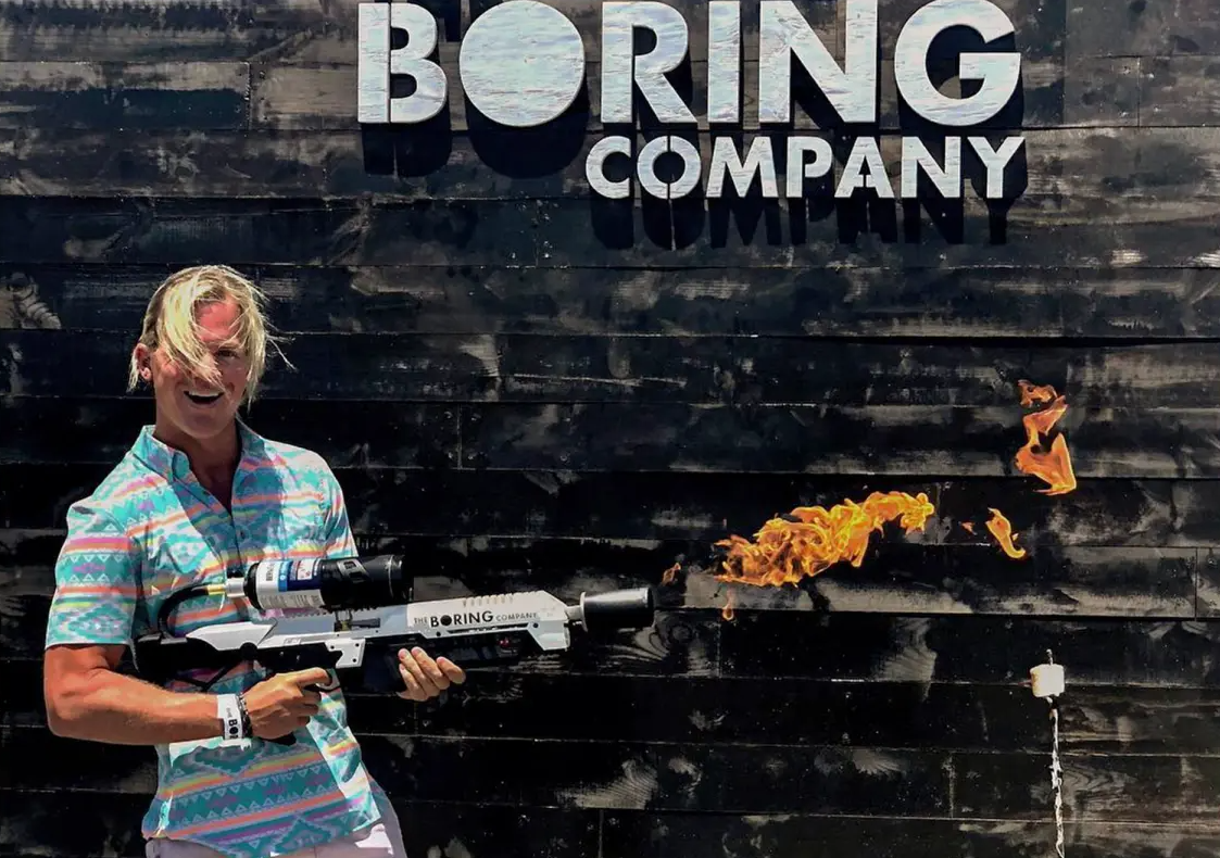 <i>Max Craddock นักแสดงชาวสหรัฐฯ หนึ่งใน 1,000 คนแรกที่ซื้อ Not-a-Flamethrower ของ The Boring Company ได้ทัน</i>