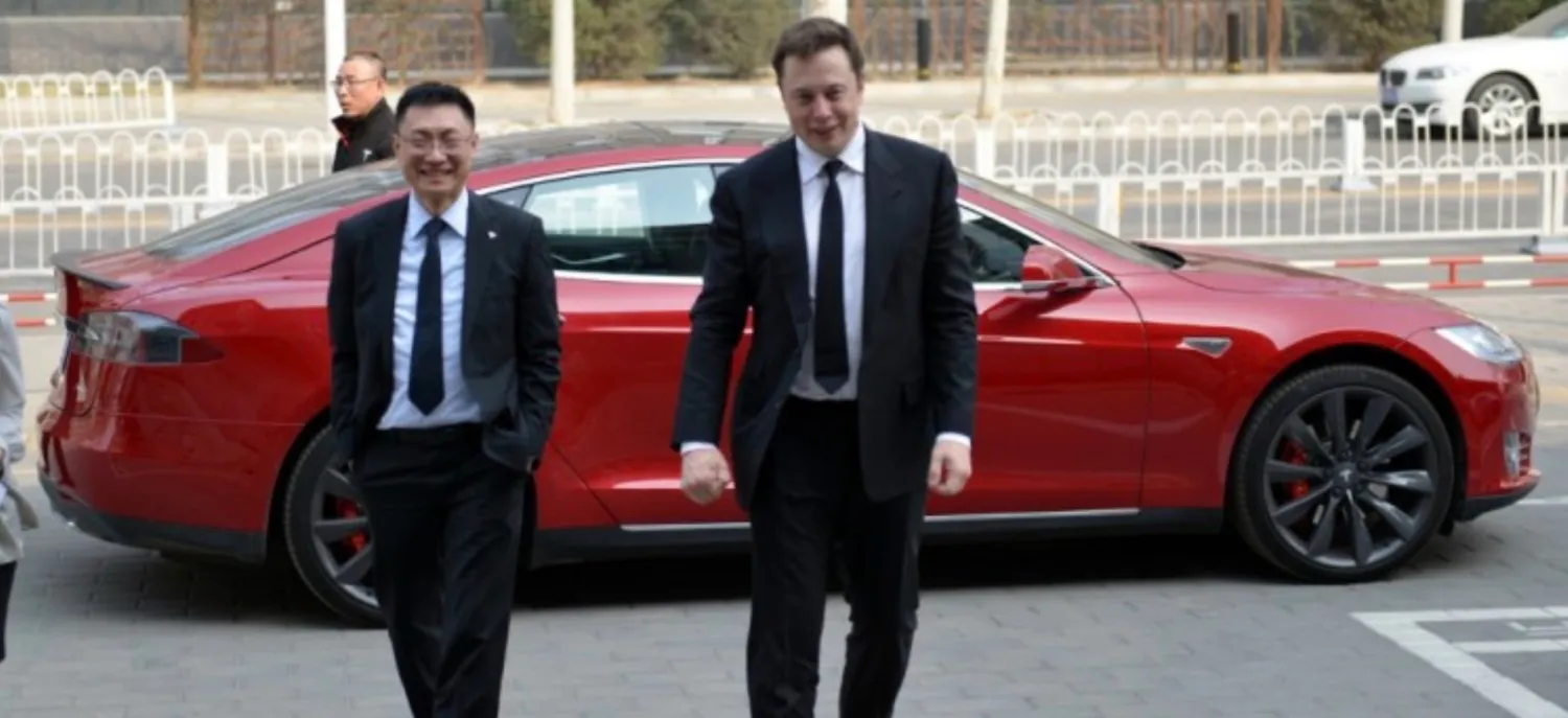 <i>Elon Musk กับ Tom Zhu<br>รูปภาพ: electrek</i>