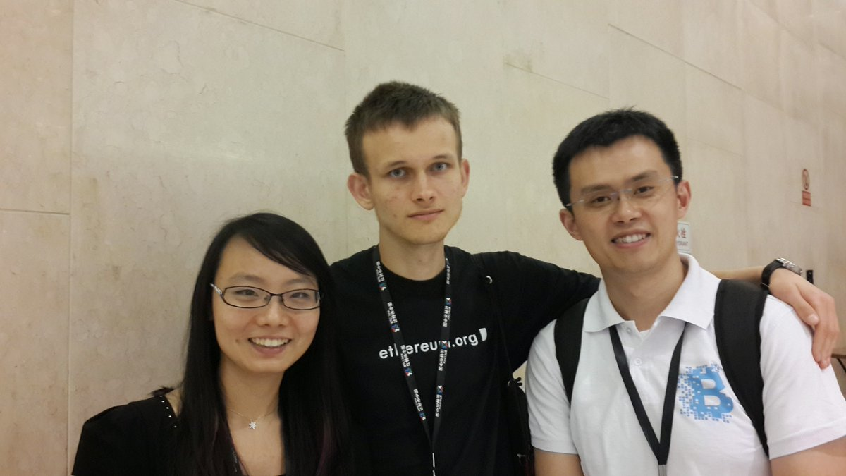<i>Vitalik Buterin (กลาง) ถ่ายรูปคู่กับ&nbsp;Changpeng Zhao&nbsp;หรือ CZ (ขวา)<br>รูปภาพ: CZ_Binance / Twitter</i>