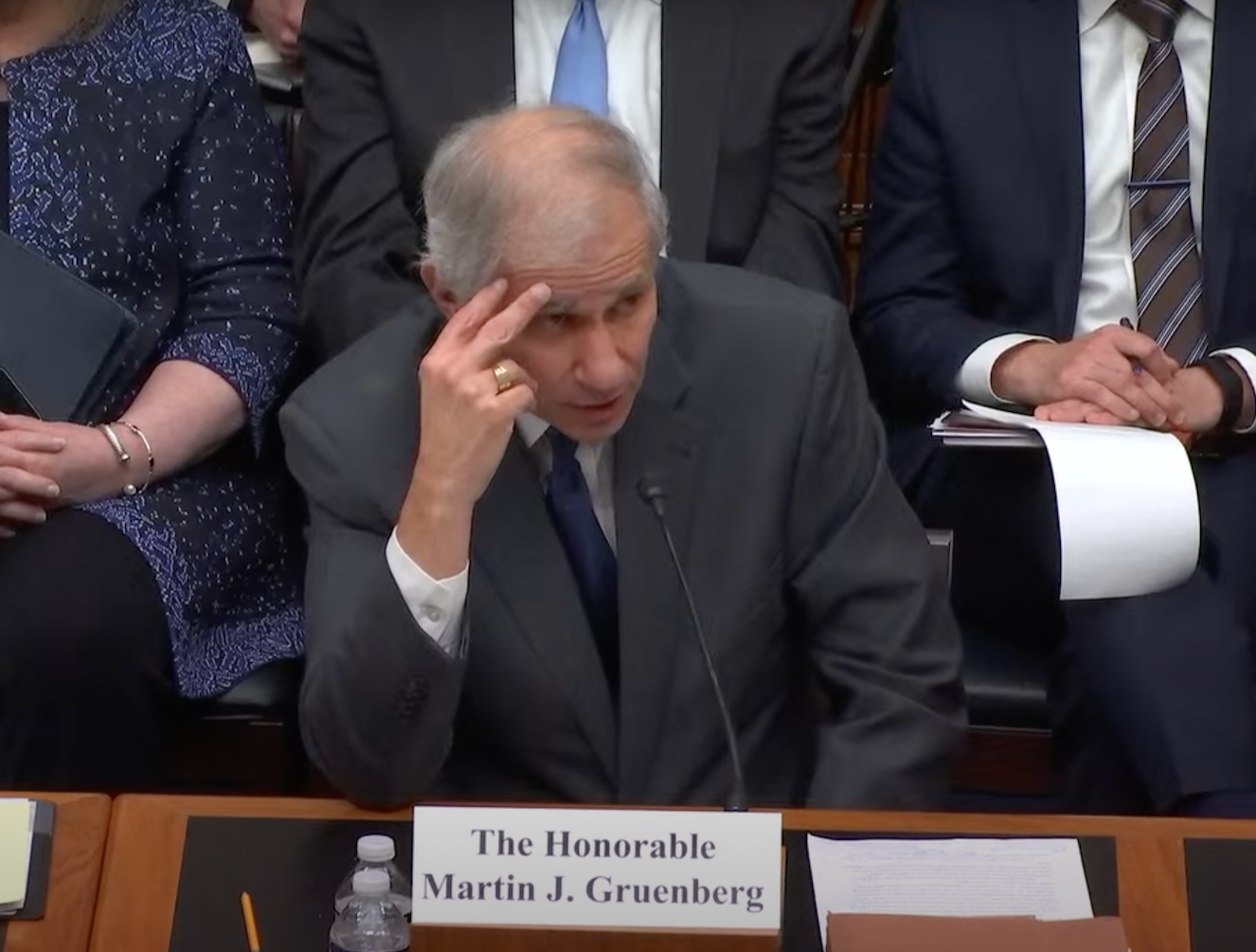 <i>Martin Gruenberg ในการประชุม<br>รูปภาพ:&nbsp;U.S. House Financial Services Committee</i>