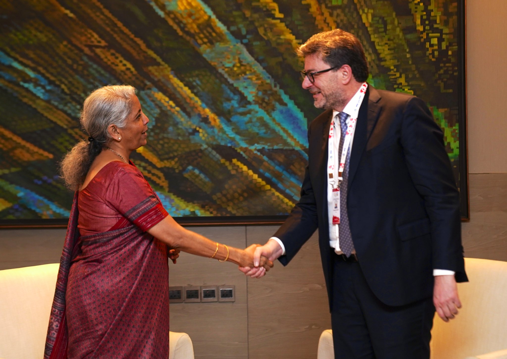 <i>Sitharaman(ซ้าย) และ Giancarlo Giorgetti(ขวา)รัฐมนตรีการคลังของอิตาลี<br>รูปภาพ:&nbsp;@FinMinIndia</i>