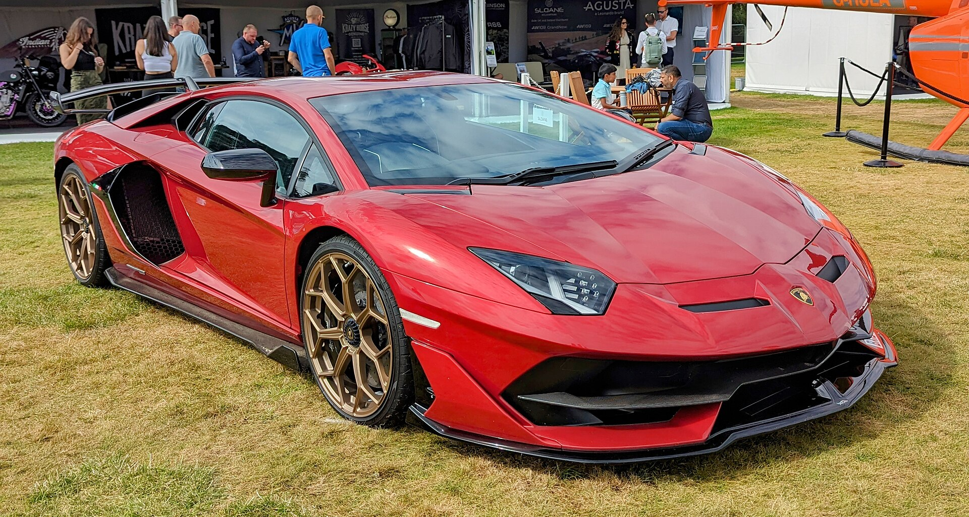 ภาพถ่ายรถยนต์ Lamborghini Aventador SVJ รถหรูระดับซูเปอร์คาร์ที่ทางอัยการระบุว่า Trenton Johnston ได้นำเงินที่ขโมยมาไปใช้เป็นค่าเช่า ( ที่มา : Wikimedia Commons )